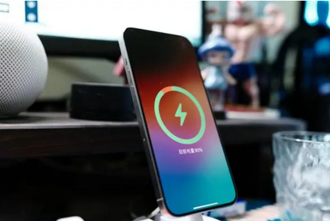 武川苹果15换屏服务分享用什么充电器给iPhone15充电更好 
